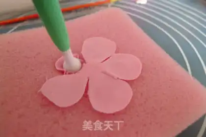 Make Rolling sugar roses step 18