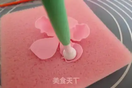Make Rolling sugar roses step 19
