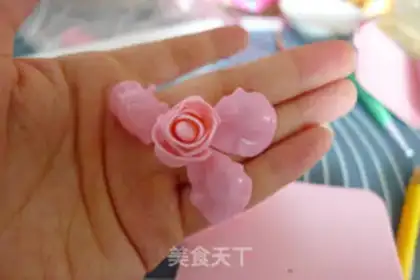 Make Rolling sugar roses step 24