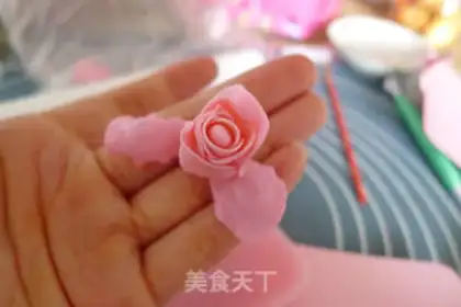 Make Rolling sugar roses step 25