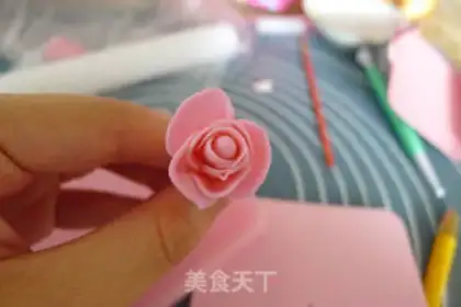 Make Rolling sugar roses step 26
