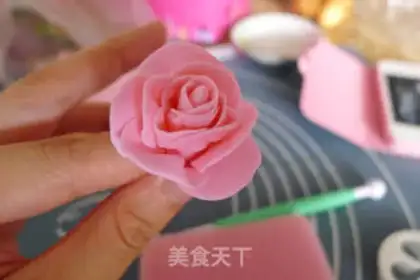 Make Rolling sugar roses step 31