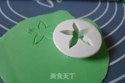 Make Rolling sugar roses step 32