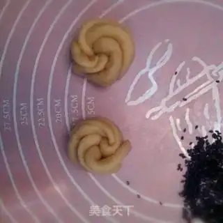Make Fancy cream buns step 3