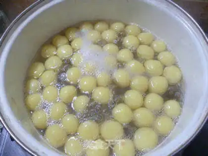 Make Ice-cinnamon round corn step 9
