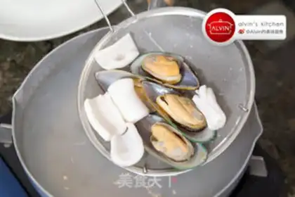 Make Thai seafood salad step 3