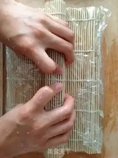 Make Sushi salmon step 4