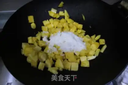 Make Pineapple flipping red sugar bread step 4