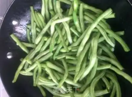 Make A bean horn with spinal sauce step 2