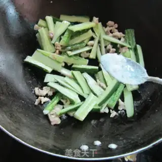 Make Pork oil tofu cucumber step 3