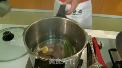 Make Pineapple to fry a pig step 1