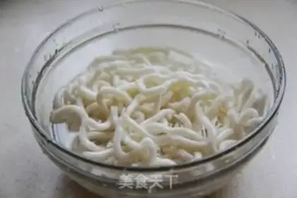 Make Black pepper and pork fried noodles step 0
