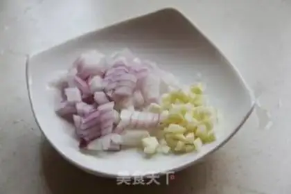 Make Black pepper and pork fried noodles step 1