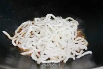 Make Black pepper and pork fried noodles step 8