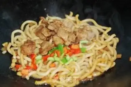 Make Black pepper and pork fried noodles step 9