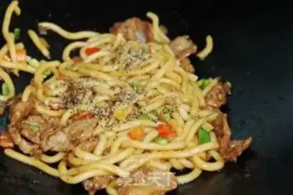 Make Black pepper and pork fried noodles step 10