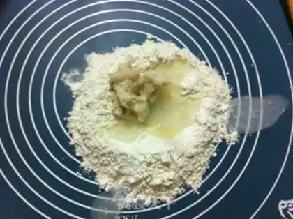 Make Squeeze meat mooncake step 4
