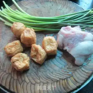 Make Pork garlic moss fried tofu step 0