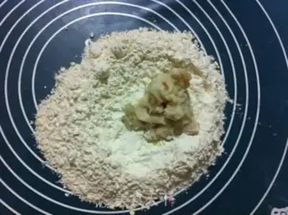 Make Squeeze meat mooncake step 5