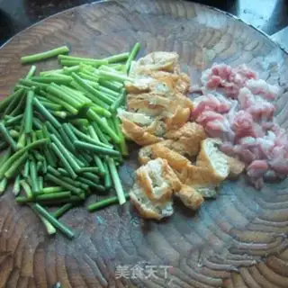 Make Pork garlic moss fried tofu step 1