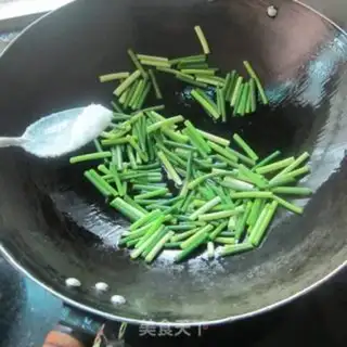 Make Pork garlic moss fried tofu step 2