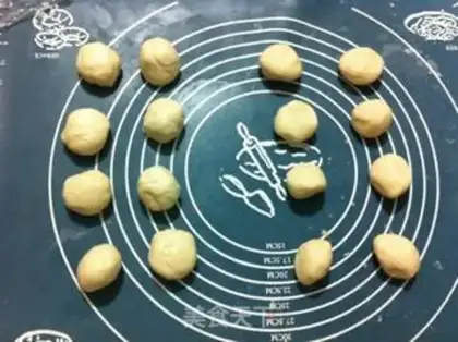 Make Squeeze meat mooncake step 7