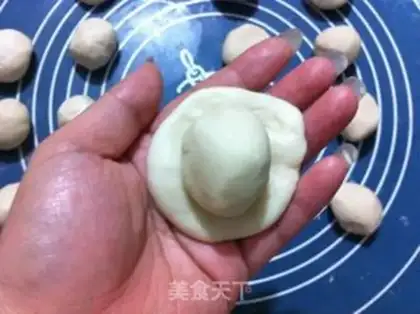 Make Squeeze meat mooncake step 8