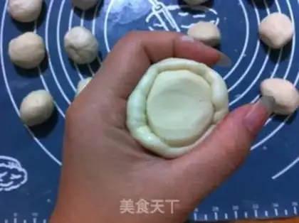 Make Squeeze meat mooncake step 9