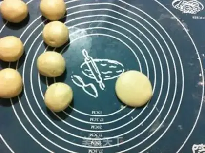 Make Squeeze meat mooncake step 10