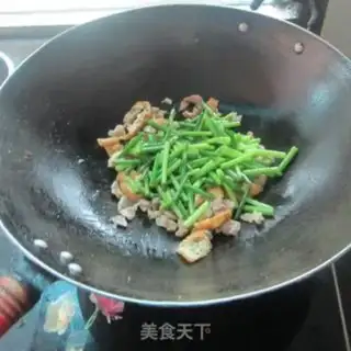 Make Pork garlic moss fried tofu step 6