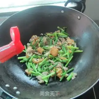 Make Pork garlic moss fried tofu step 7