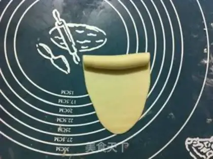 Make Squeeze meat mooncake step 12