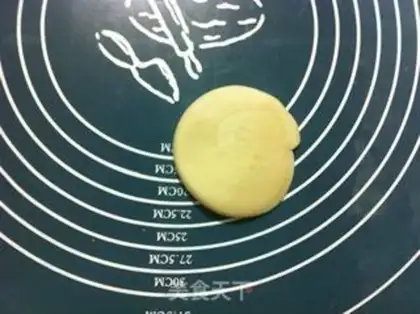 Make Squeeze meat mooncake step 18