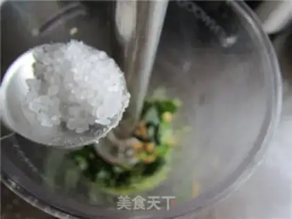 Make Crayfish salad noodles step 4