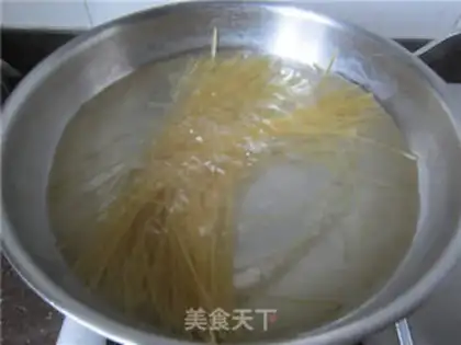 Make Crayfish salad noodles step 7