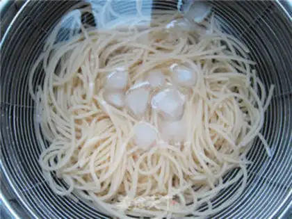Make Crayfish salad noodles step 8