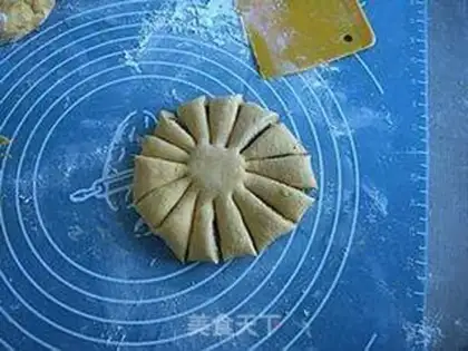 Make Pumpkin-tree-bread step 7