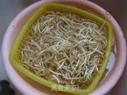 Make Sour green bean sprouts step 0