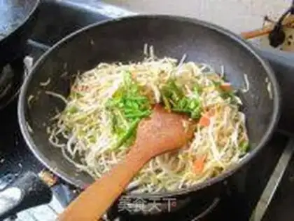 Make Sour green bean sprouts step 6