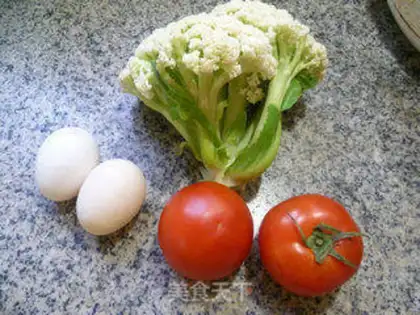 Make Eggs and tomatoes and broccoli step 0