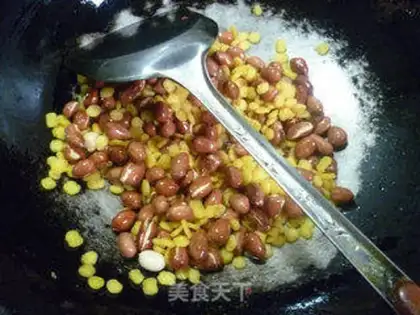 Make Cornfried peanut rice step 3