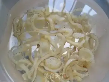 Make # Scrambling seafood # step 1