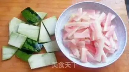 Make Sprinkled watermelon step 0