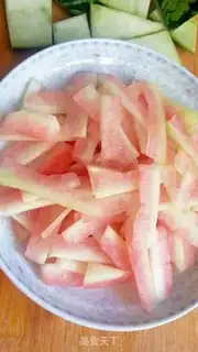 Make Sprinkled watermelon step 1