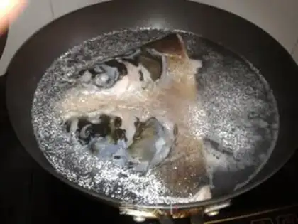 Make Fish head soup step 2