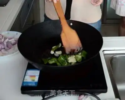 Make Onion fried meat rice step 3