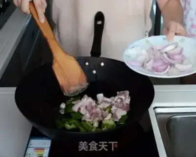Make Onion fried meat rice step 4
