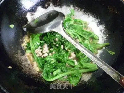 Make Garlic pork and radish step 7