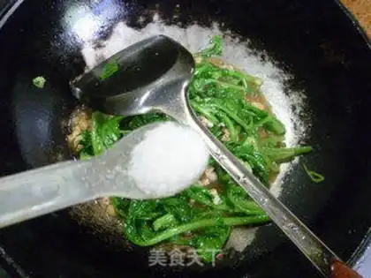 Make Garlic pork and radish step 8