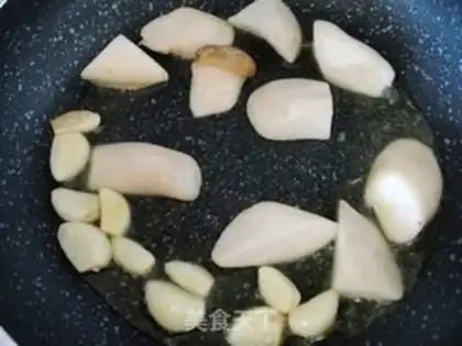 Make Garlic sauce for almond mushrooms step 4